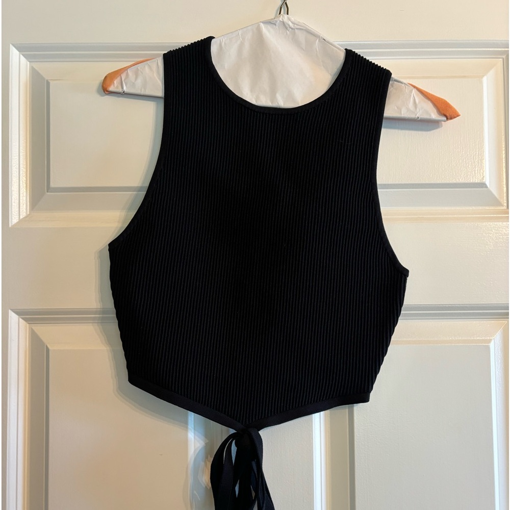 Abating sleevless sweater